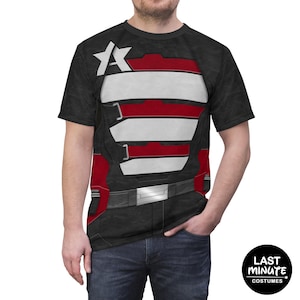 Puede incluir: Camiseta negra con un dise&ntilde;o inspirado en el Capit&aacute;n Am&eacute;rica. El gr&aacute;fico incluye una estrella blanca, rayas rojas y blancas y una hebilla plateada. Ideal para cosplay o eventos tem&aacute;ticos.