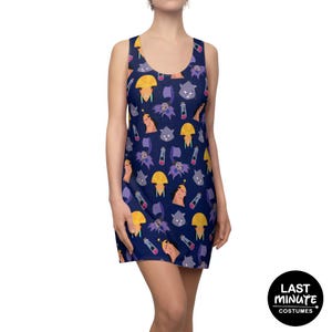 Puede incluir: Un vestido sin mangas de color azul oscuro con un patrón repetitivo de personajes de dibujos animados y frascos de pociones en tonos amarillo, morado y rosa. El diseño incluye rostros estilizados y pequeños viales sobre la tela.