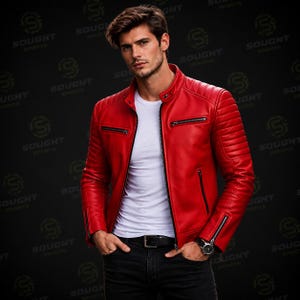 Peut inclure: Une veste en cuir rouge vif dotée d'un col montant, de détails matelassés sur les épaules et de poches zippées noires sur la poitrine et les poignets. La veste est portée sur un t-shirt blanc uni avec un pantalon noir et une ceinture noire.