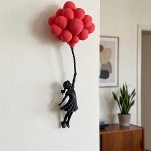 Mädchen mit roten Luftballons Wandskulptur | Moderne 3D Wandkunst | Wunderliche Floating Girl Decor | Minimalistische Wohnzimmer Kunst, Banksy inspiriertes Geschenk