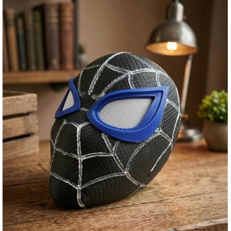 Puede incluir: Una taza de cer&aacute;mica blanca con un asa negra y el texto "But First, Coffee" en negro, con una fuente de estilo manuscrito. La taza est&aacute; sobre una superficie blanca.