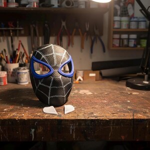 Máscara de Spider-Man impresa en 3D para cosplay - Casco facial de superhéroe con telaraña negra y azul - Máscara personalizada inspirada en Miles Morales - Kit de cosplay DIY imagen 3