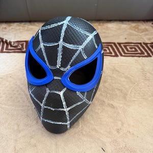 Máscara de Spider-Man impresa en 3D para cosplay - Casco facial de superhéroe con telaraña negra y azul - Máscara personalizada inspirada en Miles Morales - Kit de cosplay DIY imagen 8