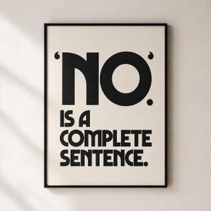 Può includere: Una stampa artistica rettangolare in una cornice nera con tipografia nera in grassetto su sfondo color crema. Il testo recita 'NO. IS A COMPLETE SENTENCE.' in un moderno carattere sans-serif, con la parola NO racchiusa tra virgolette.