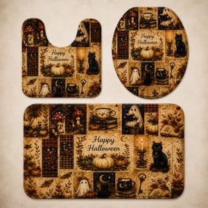 Peut inclure: Un ensemble de trois tapis de salle de bain présentant un collage d'images d'Halloween incluant des chats noirs, des fantômes, des citrouilles, des champignons et des bougies. Chaque tapis affiche le texte Happy Halloween en écriture cursive.