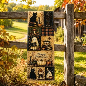 Può includere: Un runner da tavola rettangolare in tessuto con un collage di illustrazioni di Halloween che include gatti neri, fantasmi, zucche, funghi, una tazza di caffè e candele. Il testo Happy Halloween è stampato al centro con foglie autunnali.