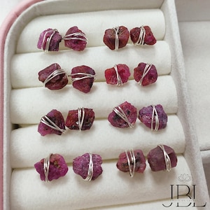 Pendientes de botón de rubí en bruto envueltos en alambre, piedra natal de junio, joyería de piedras preciosas naturales, regalo para mujer.