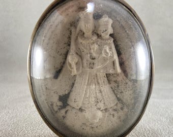 Antieke katholieke reliekschrijn hanger Madonna kind koepelvormig glas messing frame religieus medaillon cadeau