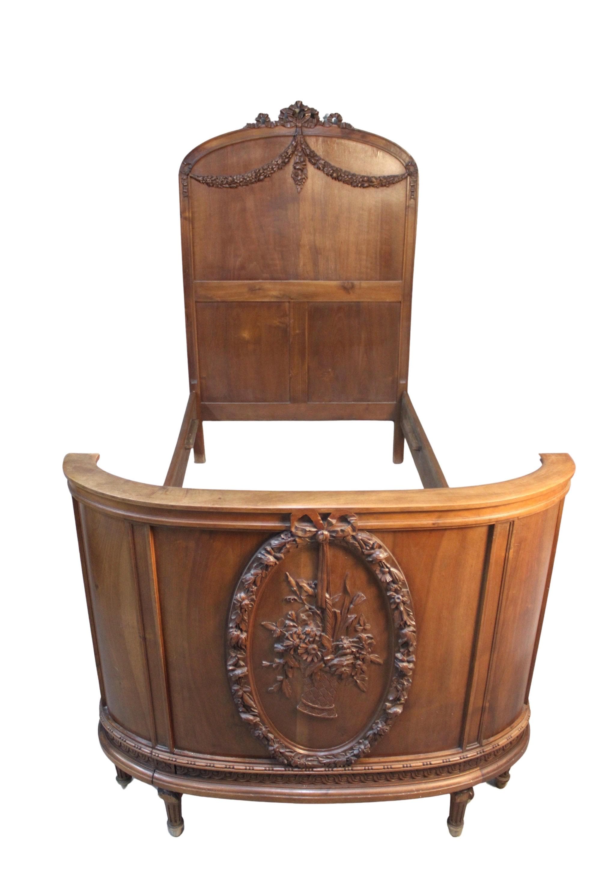 ANCIEN BUFFET D'ÉPOQUE 18 eme siècle en chene massif sculpté EUR 300,00