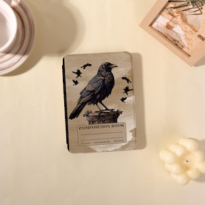 Etui na Kindle'a Raven Composition Book, personalizowana okładka na Kindle'a, Paperwhite 11/12 7" 2024, Kindle 6" 2024, etui Kobo Libra Clara, prezent dla miłośnika książek