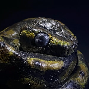 Ball Python Sculpture Art, Realistic Snake Statue, Handmade Reptile Collectible, Gothic Home Decor Bild 7