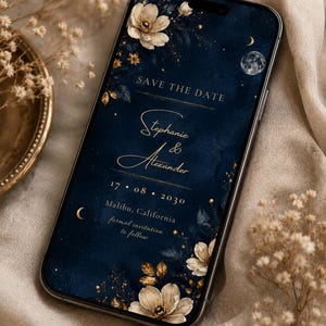 Könnte beinhalten: Ein Smartphone mit einer digitalen Save-the-Date-Einladung auf dunkelblauem Hintergrund mit goldenen Blumenakzenten, einem Mond und Sternen. Der Text lautet: Save the Date, Stephanie & Alexander, 17 08 2030, Malibu, California, formal invitation to follow.