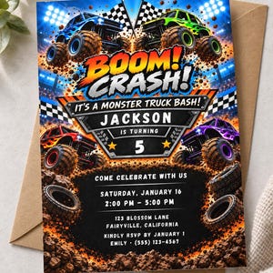 Könnte beinhalten: Eine Geburtstagseinladungskarte mit Monster-Truck-Motiv, blauen, grünen, roten und violetten Trucks, Zielflaggen und Schlammspritzern. Der Text lautet: BOOM! CRASH! IT'S A MONSTER TRUCK BASH! JACKSON IS TURNING 5. Enthält Veranstaltungsdetails und RSVP.
