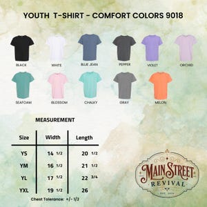 Peut inclure: Pr&eacute;sentation de t-shirts pour jeunes de diff&eacute;rentes couleurs : noir, blanc, bleu jean, poivre, violet, orchid&eacute;e, vert d'eau, rose, turquoise, gris et melon. Tableau des tailles en pouces et logo Main Street Revival.