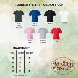 Peut inclure: Plusieurs t-shirts pour tout-petits de diff&eacute;rentes couleurs : gris fonc&eacute;, bleu roi, noir, blanc, rose clair, chin&eacute; athl&eacute;tique et rouge. L'image affiche &eacute;galement un tableau des tailles avec des mesures en cm et le texte "Main Street Revival".