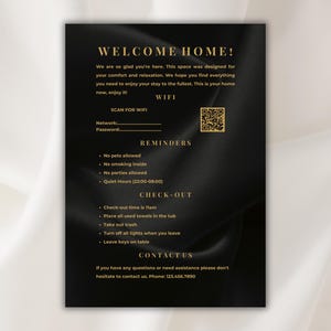 Puede incluir: Un letrero de bienvenida negro y dorado con el texto "WELCOME HOME!". Incluye recordatorios, instrucciones de salida, un código QR para WiFi e información de contacto.