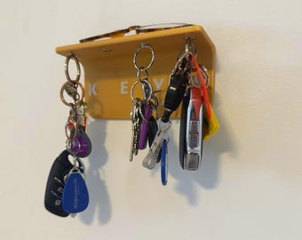 Floating Magnetic Key Holder – Minimal Wall-Mounted Key Rack – Hidden Magnets, Clean Design