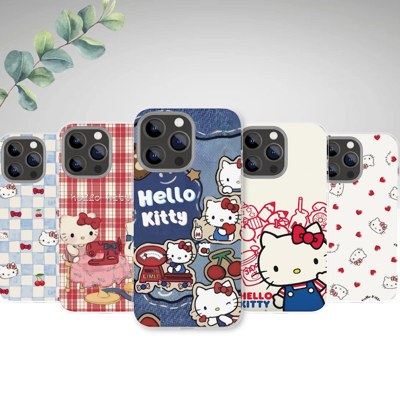 Puede incluir: Cinco fundas para tel&eacute;fono con dise&ntilde;os de Hello Kitty. Las fundas presentan varios patrones, incluyendo cuadros, cuadros escoceses y mezclilla, con ilustraciones y texto de Hello Kitty. Las fundas son en tonos de azul, rojo y blanco.