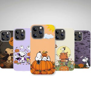 Op de afbeelding: Vijf smartphonehoesjes met Peanuts-personages in Halloween-scènes. De ontwerpen tonen Snoopy als vampier, met pompoenen, op zijn hondenhok en met vleermuizen. Elk hoesje is voorzien van een unieke, seizoensgebonden illustratie.