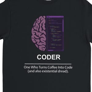 Könnte beinhalten: Schwarzes T-Shirt mit einer lila Gehirngrafik und einem lila Programmierfenster. Das Wort "CODER" wird unter den Grafiken angezeigt, mit dem Text "One Who Turns Coffee Into Code (and also existential dread)."