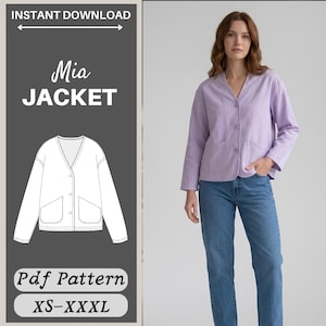 Puede incluir: Una chaqueta de manga larga color violeta claro con cuello en V, tres botones frontales y dos bolsillos de parche. La imagen incluye un dibujo técnico de la chaqueta etiquetado como Mia Jacket, Pdf Pattern y el rango de tallas XS-XXXL.