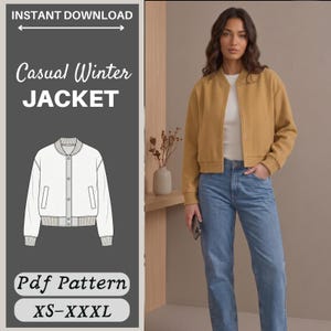Op de afbeelding: Een mosterdgeel bomberjack met een geribbelde kraag, boorden en zoom, voorzien van een drukknoopsluiting aan de voorzijde en zijzakken. De afbeelding bevat de tekst INSTANT DOWNLOAD, Casual Winter JACKET, Pdf Pattern en XS-XXXL.