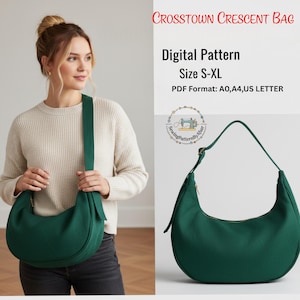 Puede incluir: Un bolso en forma de media luna de color verde oscuro con cremallera dorada y correa ajustable. El bolso se muestra en una mujer que lleva un suéter crema. El texto de la imagen dice "Crosstown Crescent Bag" y "Digital Pattern Size S-XL".