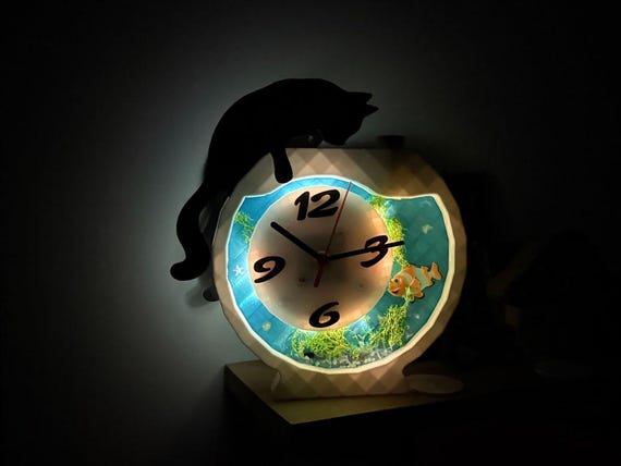 Katzen Aquarium Wanduhr LED Solar 30x30cm | Handgefertigte Epoxidharz Uhr | Einzigartiges Design | Kinderzimmer Deko