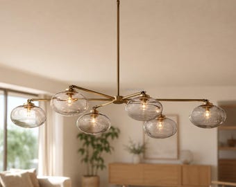 Lustre moderno de seis braços em latão, luminária pendente com globo de vidro.