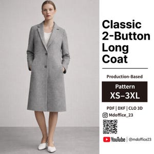 Könnte beinhalten: Ein grauer langer Mantel mit steigendem Revers und zwei Knöpfen. Der Text lautet: Classic 2-Button Long Coat, Production-Based, Pattern XS-3XL, PDF | DXF | CLO 3D, Mdoffice_23 und YouTube | @mdoffice23. Ein QR-Code ist rechts zu sehen.