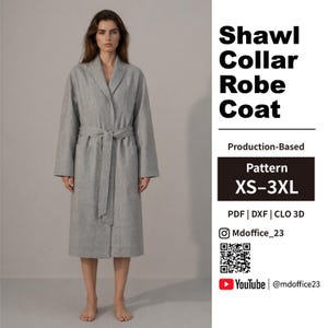 Può includere: Un cappotto vestaglia grigio chiaro con collo a scialle e cintura da annodare in vita. Il testo a destra recita: Shawl Collar Robe Coat, Production-Based, Pattern XS-3XL, PDF | DXF | CLO 3D, Mdoffice_23, e YouTube @mdoffice23.