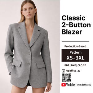 Puede incluir: Un blazer gris con dos botones y dos bolsillos con solapa. El texto dice: Classic 2-Button Blazer, Production-Based, Pattern XS-3XL, PDF | DXF | CLO 3D, Mdoffice_23 y YouTube @mdoffice23. El blazer presenta solapas de muesca y mangas largas.