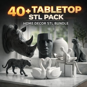Könnte beinhalten: Eine Sammlung von 3D-gedruckten Wohnaccessoires, darunter ein Nashornkopf, ein Panther, eine menschliche Büste, eine Katze, eine Vase, Schwäne und lesende Figuren. Der Text lautet "40+ TABLETOP STL PACK HOME DECOR STL BUNDLE". Die Artikel sind in Grau- und Weißtönen gehalten.