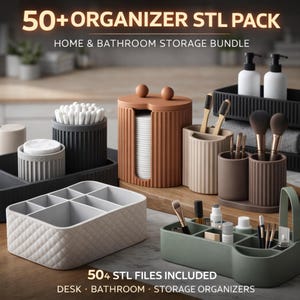 Pode incluir: Uma coleção de organizadores de casa de banho e secretária em várias cores, incluindo uma bandeja cinzenta dividida, um porta-lenços castanho e vários recipientes cilíndricos. O texto diz "50+ ORGANIZER STL PACK" e "HOME & BATHROOM STORAGE BUNDLE".