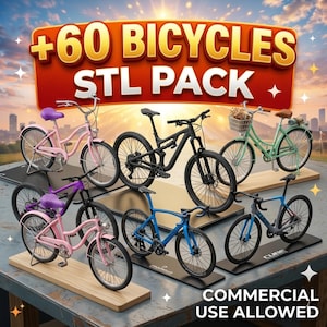 Könnte beinhalten: Ein Bild, das eine Sammlung von Fahrrädern zeigt, darunter Mountainbikes und Rennräder. Das Bild enthält den Text "+60 BICYCLES STL PACK" und "COMMERCIAL USE ALLOWED". Die Fahrräder sind in verschiedenen Farben wie Rosa, Blau und Schwarz dargestellt und werden auf Ständern präsentiert.