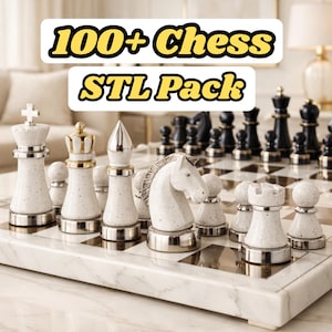 Op de afbeelding: Een schaakspel met witte en zwarte stukken op een marmeren bord. De witte stukken hebben zilveren accenten. De afbeelding bevat de tekst "100+ Chess STL Pack". De schaakstukken omvatten een koning, een dame, een loper, een paard, een toren en pionnen.