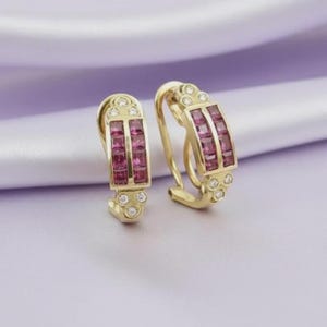 14K Gold Rubin Diamant Huggie Creolen, Zierliche Rosa Edelstein Ohrringe