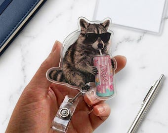 Portatarjetas retráctil de mapache divertido, meme de algodón de azúcar, amante de los animales de la generación Z, portatarjetas retráctil de mapache vintage, lindo clip para credencial de enfermera