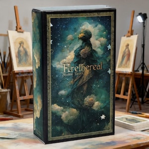 Può includere: Una scatola rettangolare per un mazzo di tarocchi. La scatola presenta un'illustrazione celeste con una donna in abiti fluenti, la parola "Ethereal" e "Shadow Tarot". La tavolozza dei colori include blu, verdi e accenti dorati.