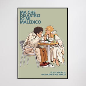 Può includere: Poster con illustrazione di due persone sedute a un tavolino di un caffè. L'uomo beve da una tazza e la donna tiene un fiore. Il poster ha il testo: "MA CHE DISASTRO IO MI MALEDICO" e "SCEGLIENDO TE UNA DONNA PER AMICO."