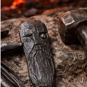 Handgeschmiedete Skulptur eines Odins aus Eisen - Primitive Wikingerkunst