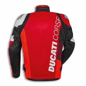 Puede incluir: Chaqueta de moto roja y negra con detalles blancos. La parte trasera de la chaqueta presenta el texto blanco "DUCATI CORSE". La chaqueta tiene un cuello alto y est&aacute; hecha de una combinaci&oacute;n de cuero y tela.