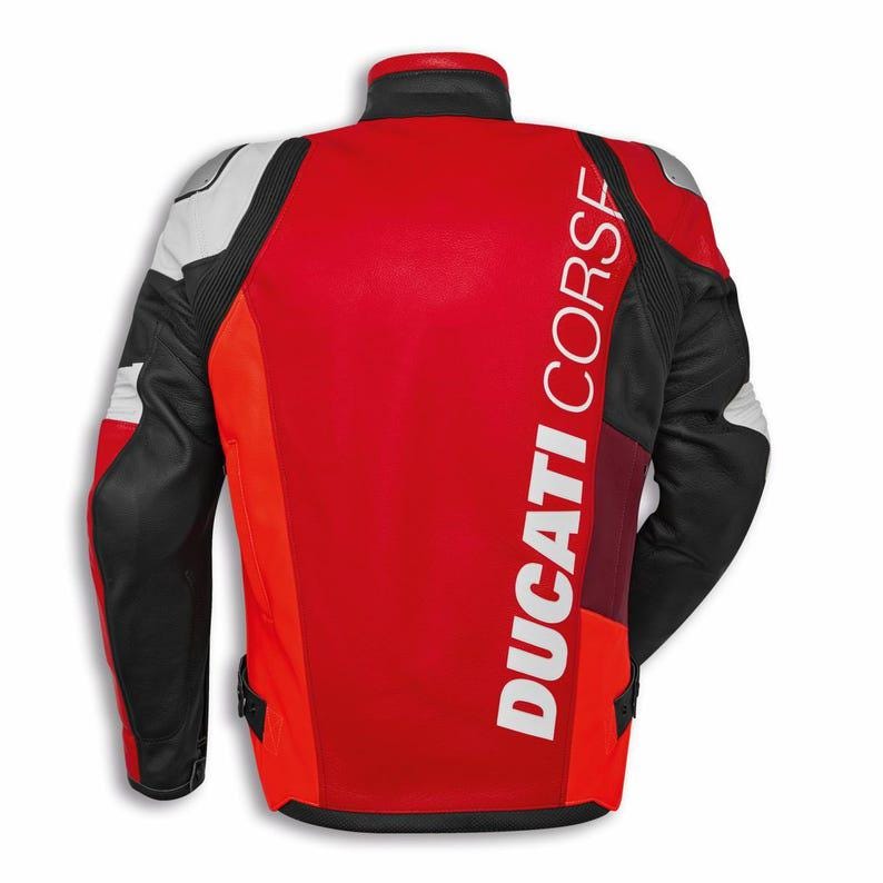 Puede incluir: Chaqueta de moto roja y negra con detalles blancos. La parte trasera de la chaqueta presenta el texto blanco "DUCATI CORSE". La chaqueta tiene un cuello alto y est&aacute; hecha de una combinaci&oacute;n de cuero y tela.