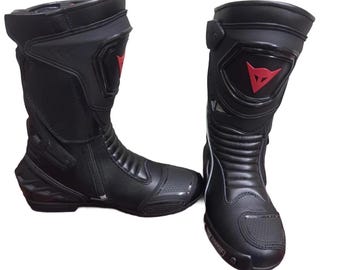 Bottes de moto de course Dainese conçues pour les performances de moto de sport et de piste