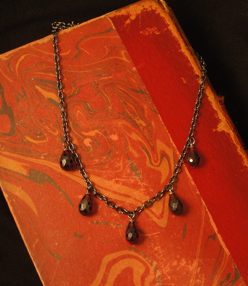 Joyería gótica, gargantilla gótica, collar gótico, piedra roja, joyería de gótico, joyería de vampiros, collar de vampiros, gótico, niña gótica, estilo gótico imagen 1