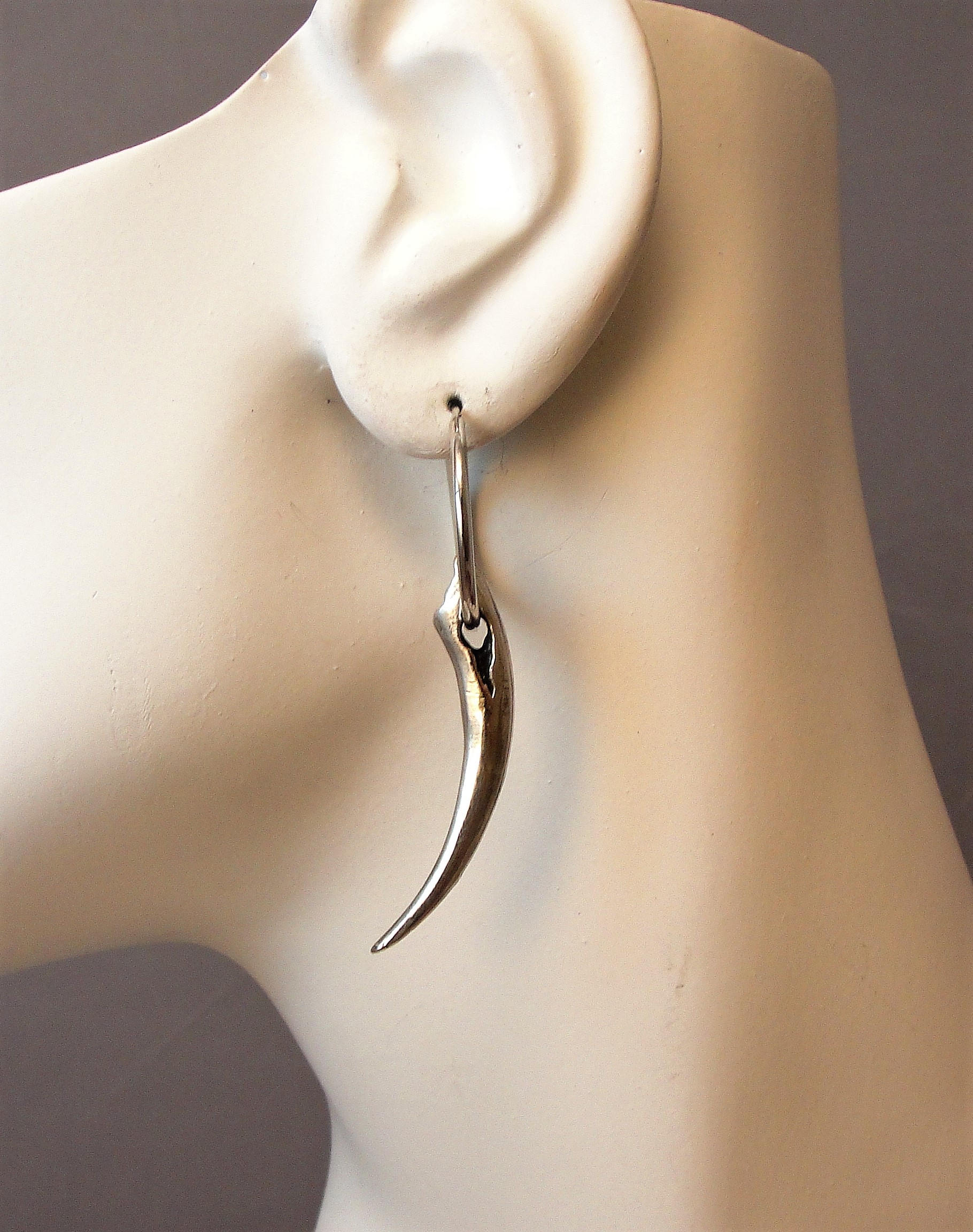 Серьги-обманки клык. Серьги клыки. Серьги из клыков. Серьги из клыков. Серьги-обманки клык.