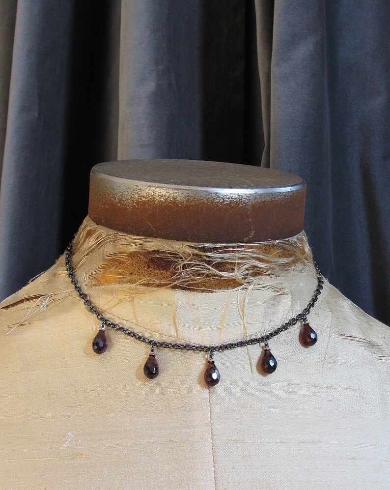 Joyería gótica, gargantilla gótica, collar gótico, piedra roja, joyería de gótico, joyería de vampiros, collar de vampiros, gótico, niña gótica, estilo gótico imagen 4