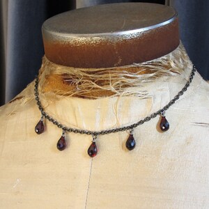 Joyería gótica, gargantilla gótica, collar gótico, piedra roja, joyería de gótico, joyería de vampiros, collar de vampiros, gótico, niña gótica, estilo gótico imagen 2