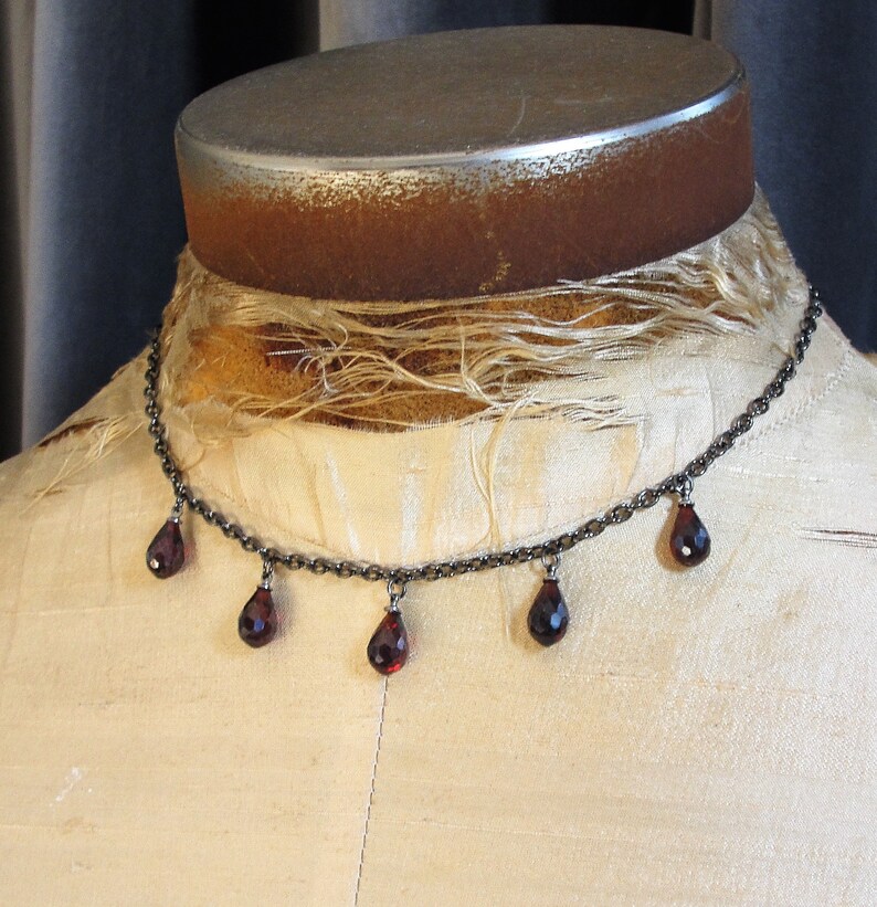 Joyería gótica, gargantilla gótica, collar gótico, piedra roja, joyería de gótico, joyería de vampiros, collar de vampiros, gótico, niña gótica, estilo gótico imagen 2