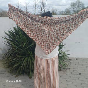 Chal de lana merino, hecho a mano y teñido a mano, en tonos tierra y salvia. Piezas únicas.